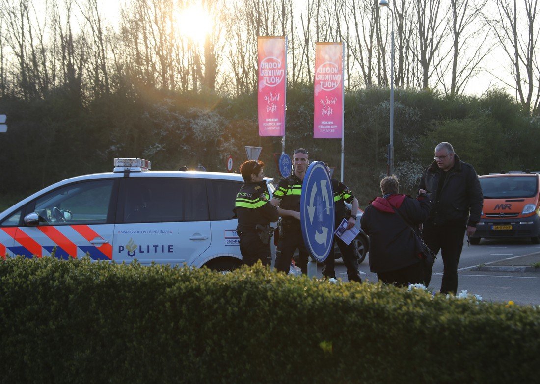 Ongeval scooter met auto op rotonde Delfweg Noordwijkerhout